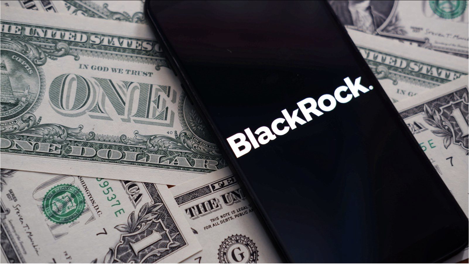 De-Dollarization: Gold, Bitcoin, or Yuan, BlackRock CEO Picks USD Replacement